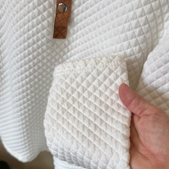Source Unknown White Quilted Sweatshirt with Brown Button Accents Small A41 - Picture 5 of 9